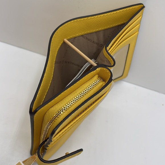 Michael Kors Medium Crossgrain Leather Wallet
COLOR GOLDEN YELLOW
NWT - Picture 10 of 16